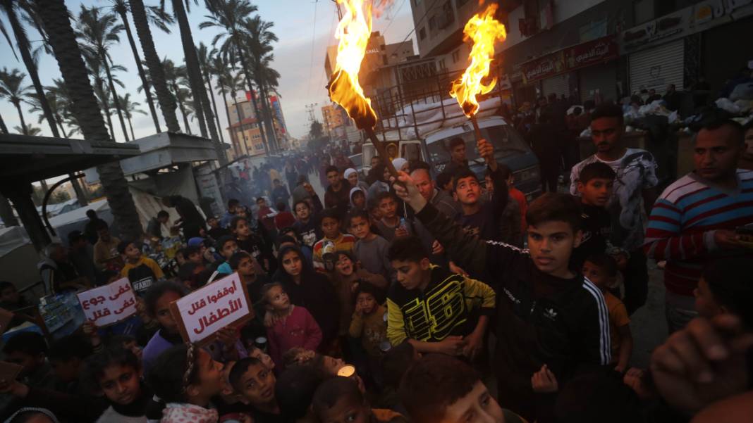 Gazzeli çocuklar 'Özgür Filistin' dövizlerini havalandırdı: Küçük bedenlerden büyük sesler! 6